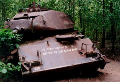 'Nam 1970: a former US tank in the Cu Chi forest